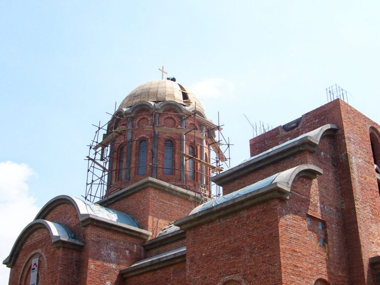 ukovi i remenati na crkvi u srpcu